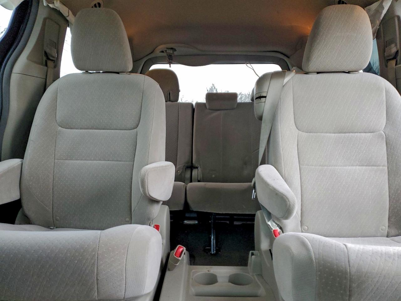 2017 TOYOTA SIENNA LE photo 10