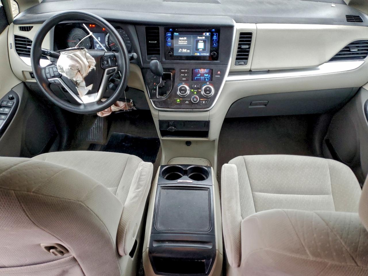 2017 TOYOTA SIENNA LE photo 8
