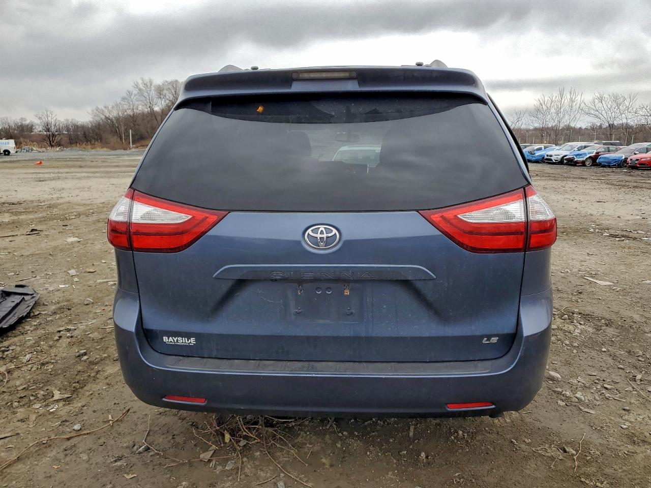 2017 TOYOTA SIENNA LE photo 6