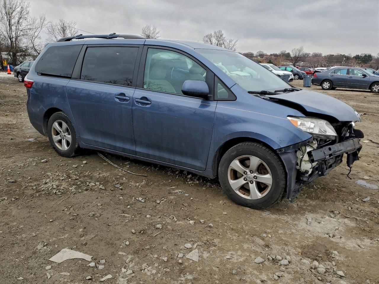 2017 TOYOTA SIENNA LE photo 4