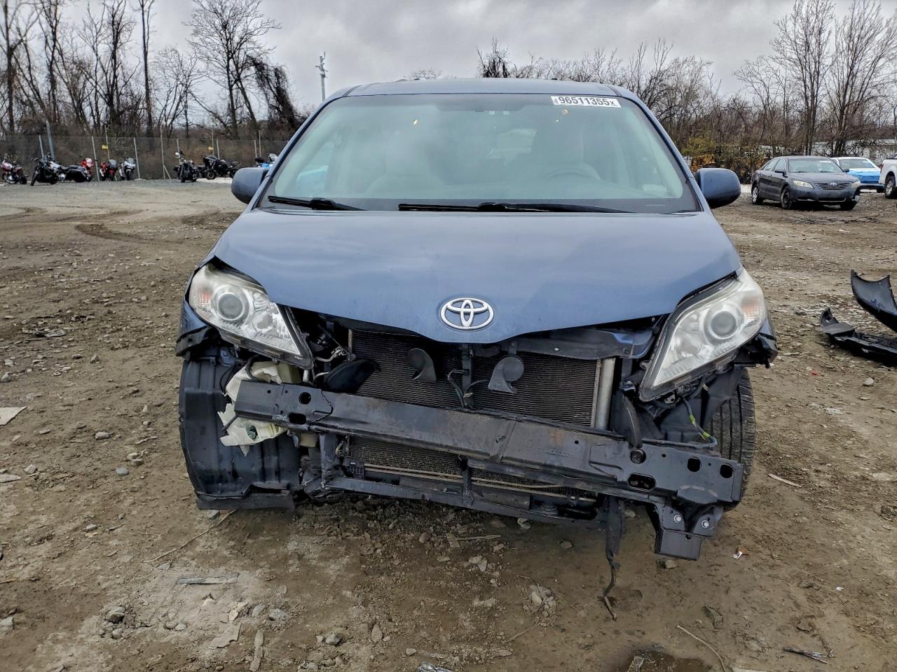 2017 TOYOTA SIENNA LE photo 5