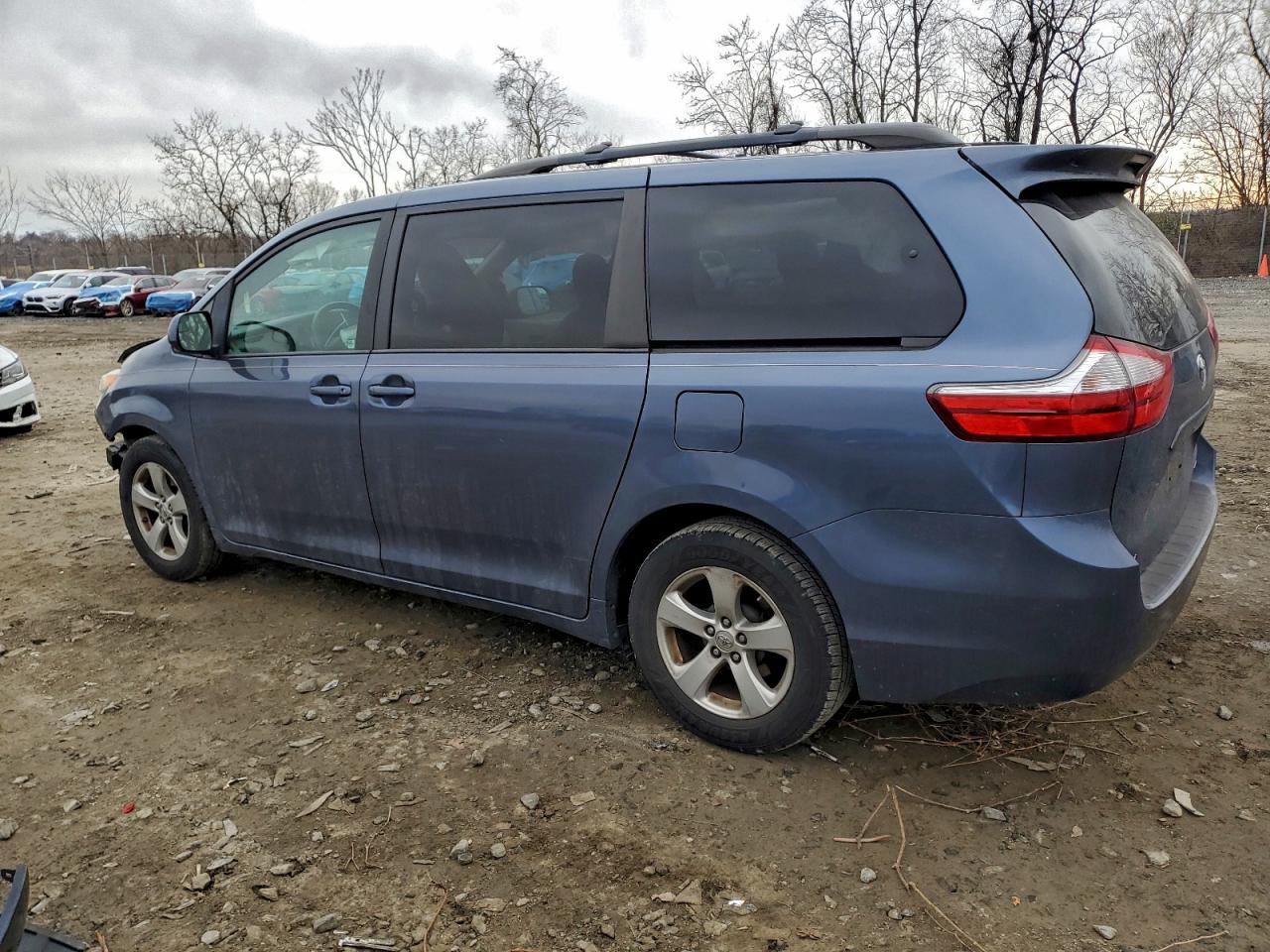 2017 TOYOTA SIENNA LE photo 2
