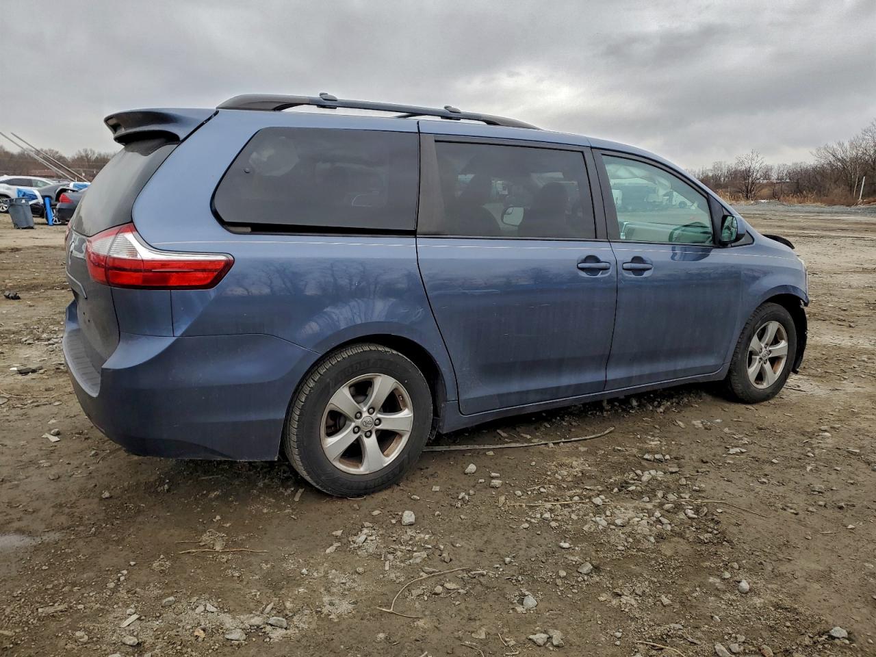 2017 TOYOTA SIENNA LE photo 3
