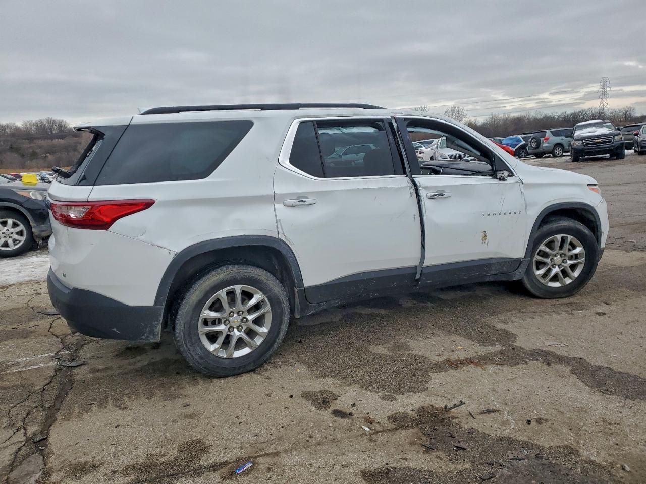 2020 CHEVROLET TRAVERSE LT photo 3