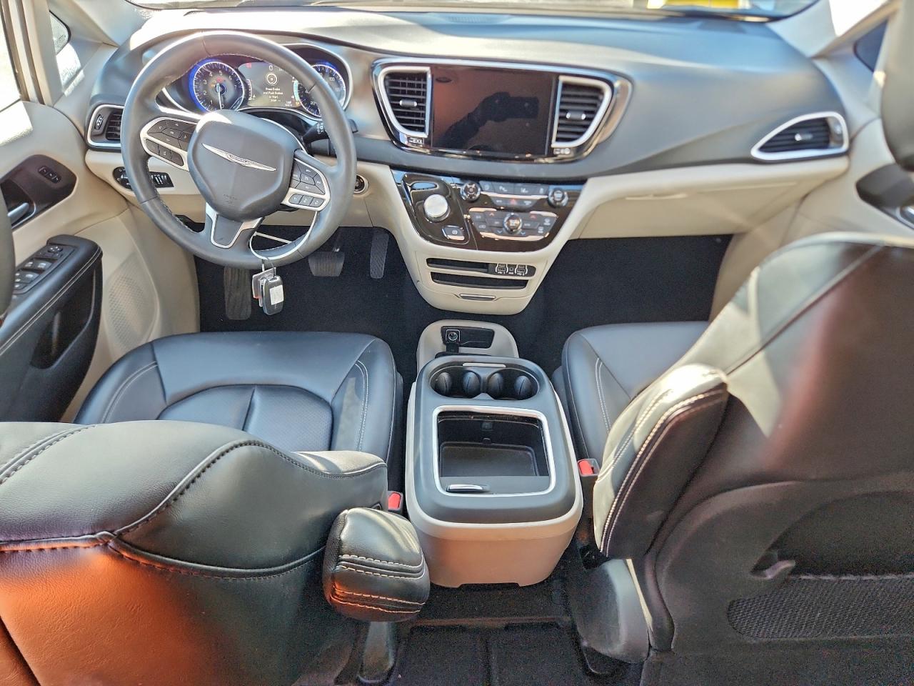 2024 CHRYSLER PACIFICA TOURING L photo 8