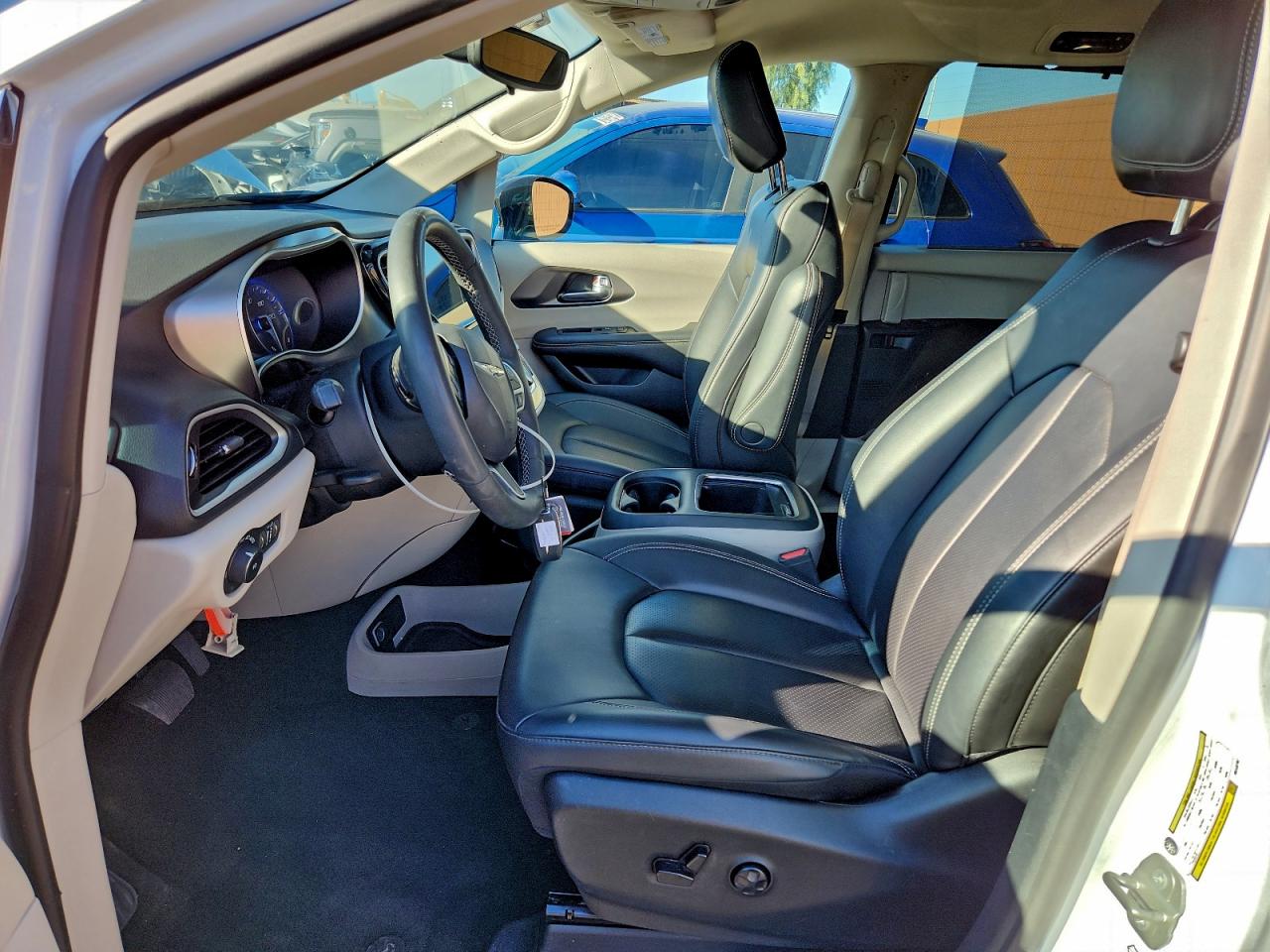 2024 CHRYSLER PACIFICA TOURING L photo 7