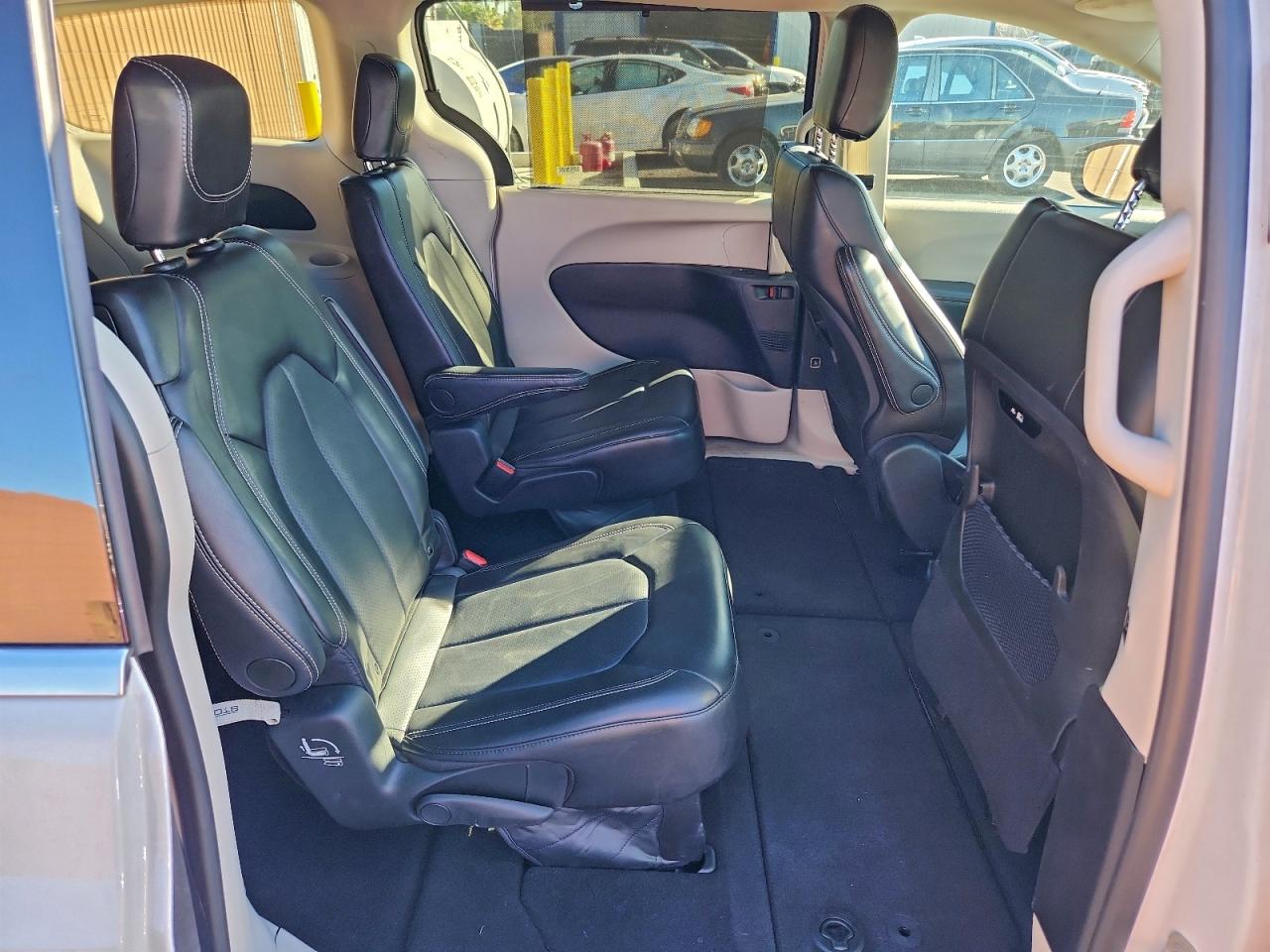 2024 CHRYSLER PACIFICA TOURING L photo 11