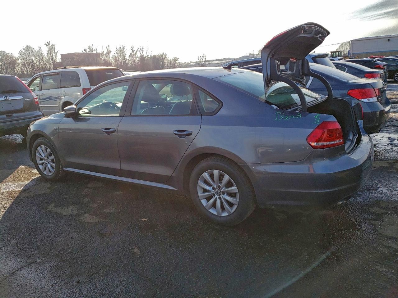 2015 VOLKSWAGEN PASSAT S photo 2