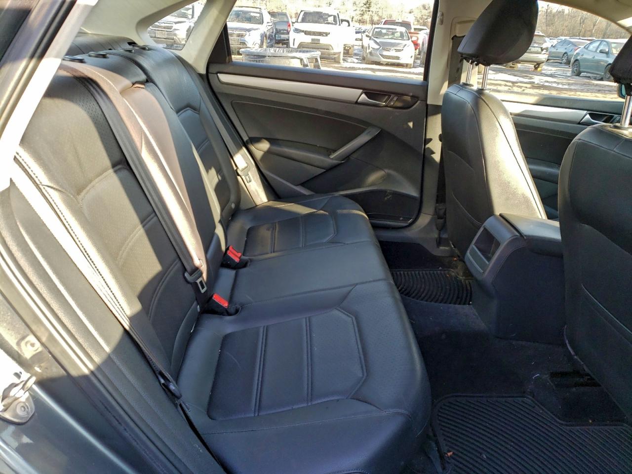 2015 VOLKSWAGEN PASSAT S photo 10
