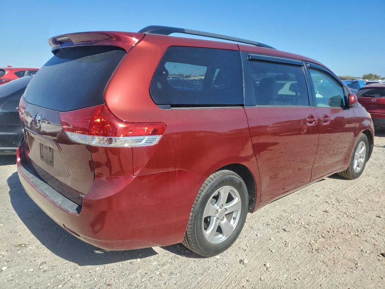 2014 TOYOTA SIENNA LE photo 3