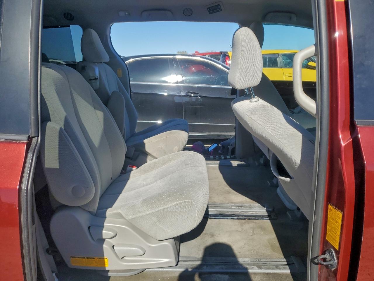 2014 TOYOTA SIENNA LE photo 11