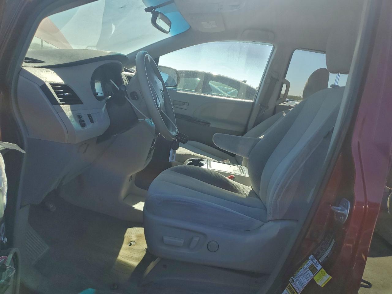 2014 TOYOTA SIENNA LE photo 7