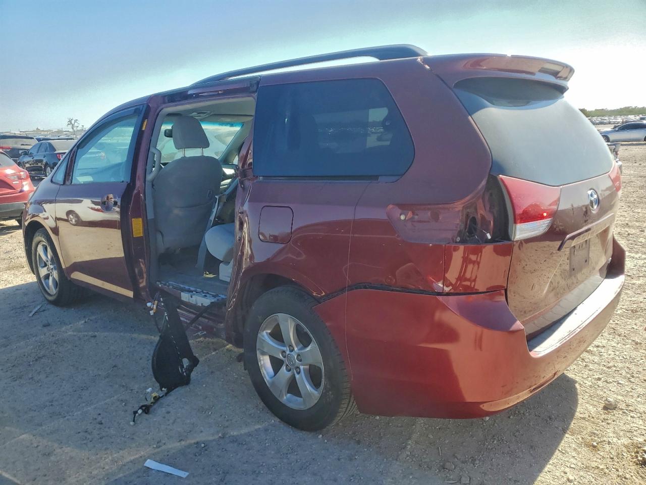 2014 TOYOTA SIENNA LE photo 2