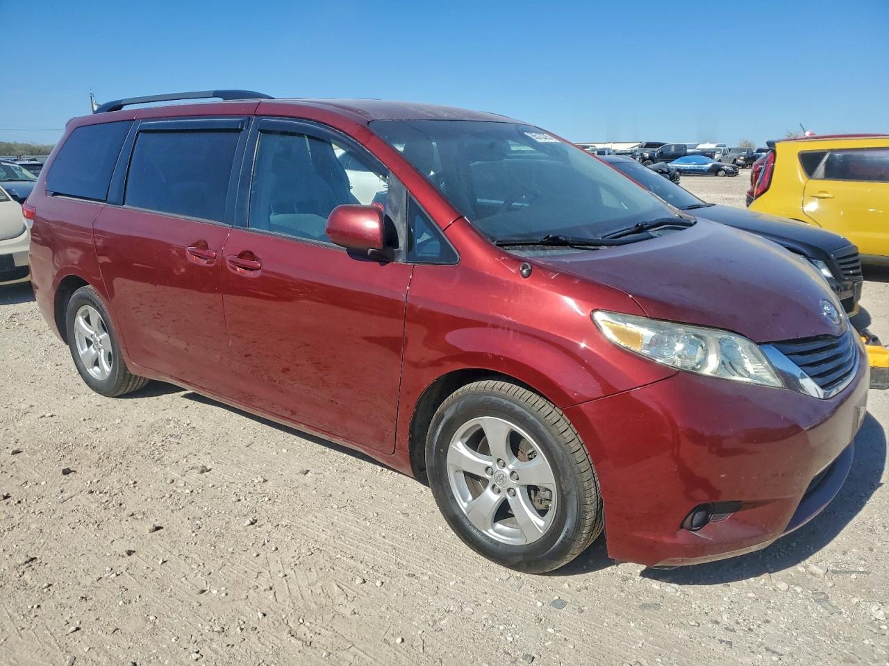 2014 TOYOTA SIENNA LE photo 4