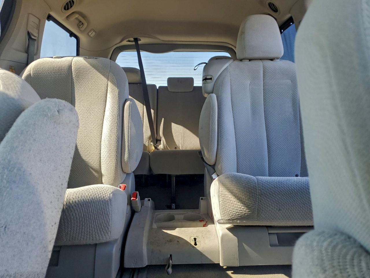 2014 TOYOTA SIENNA LE photo 10