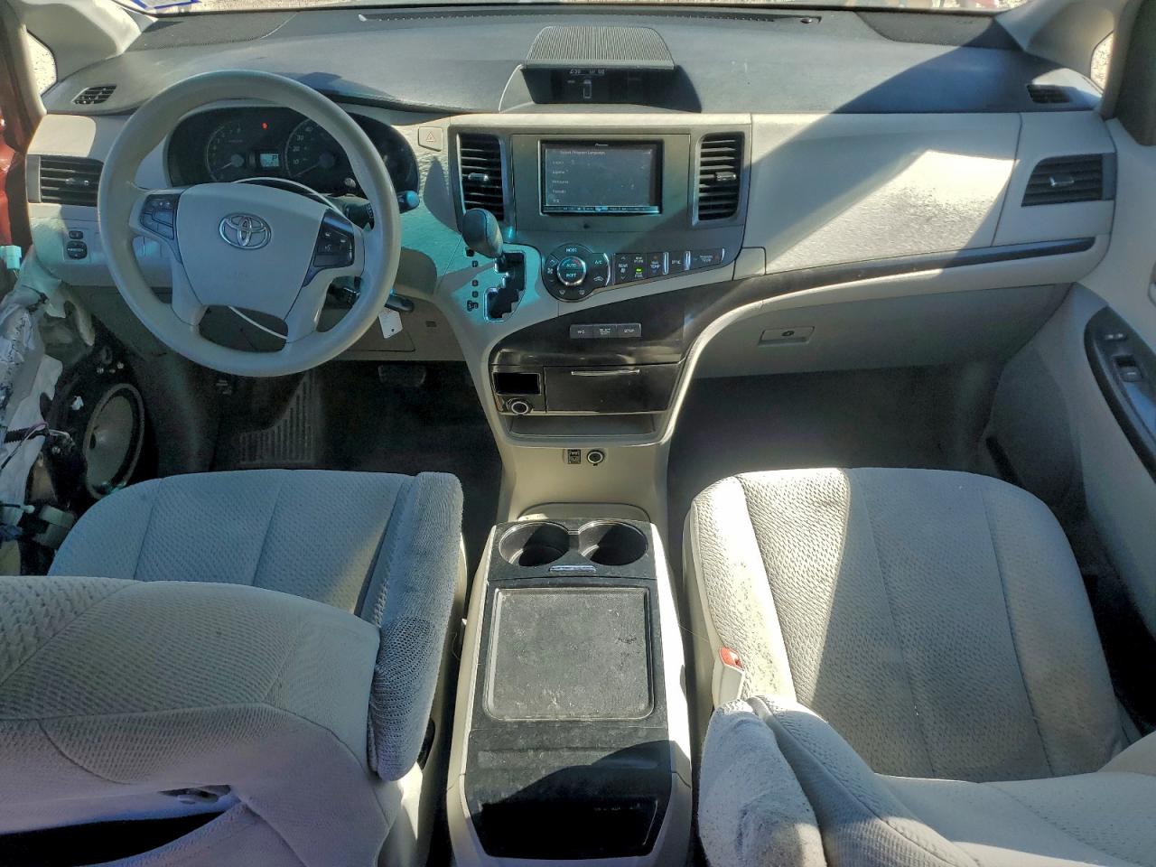 2014 TOYOTA SIENNA LE photo 8