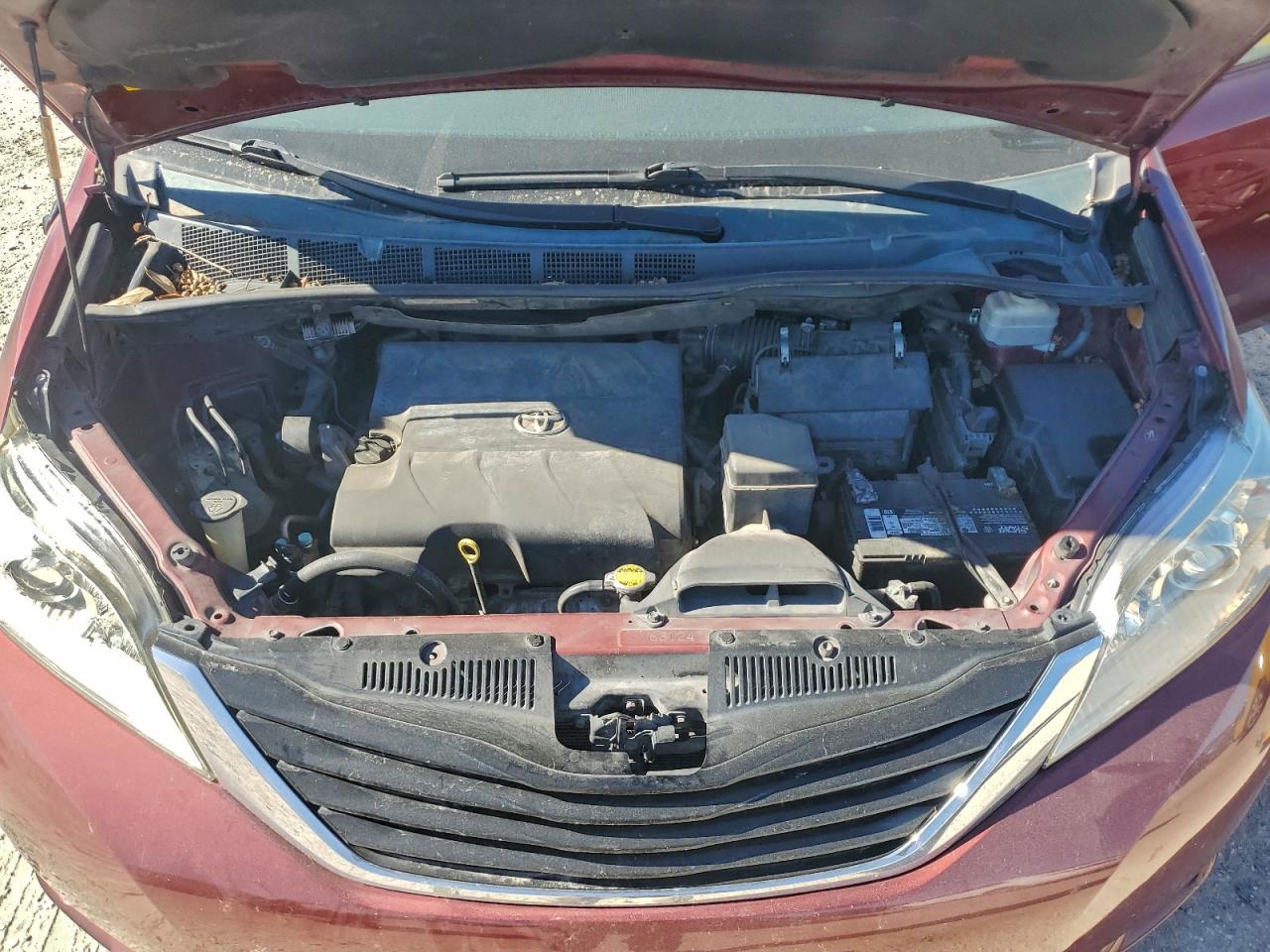 2014 TOYOTA SIENNA LE photo 12