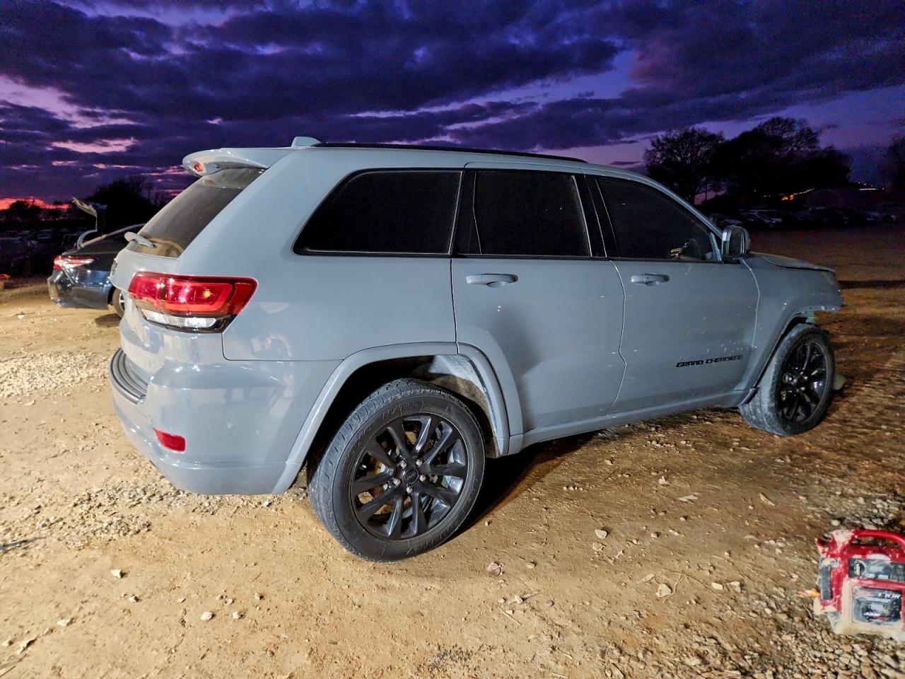 2020 JEEP GRAND CHEROKEE LAREDO photo 3