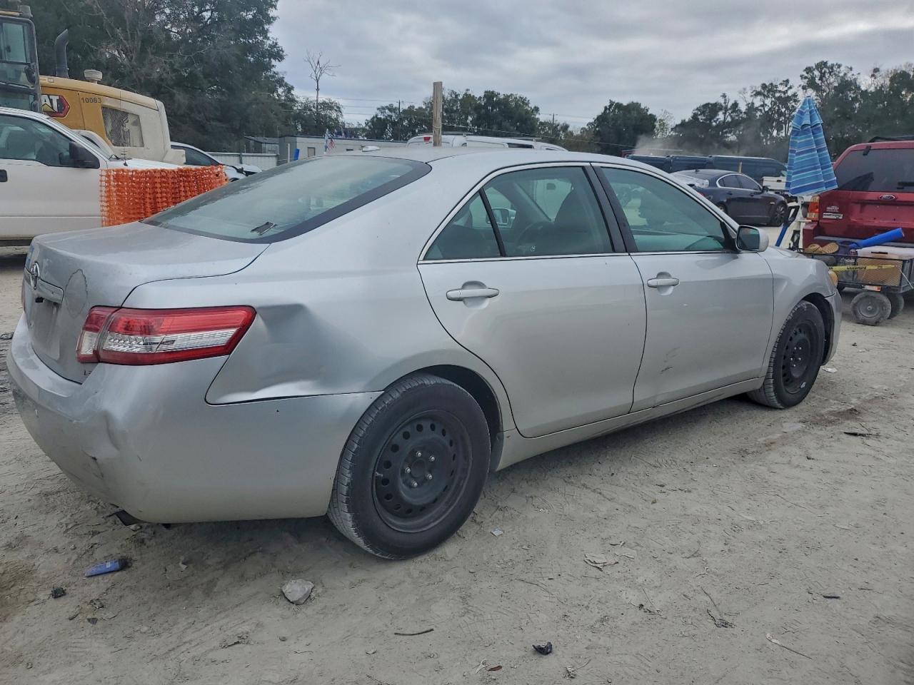 2011 TOYOTA CAMRY BASE photo 3