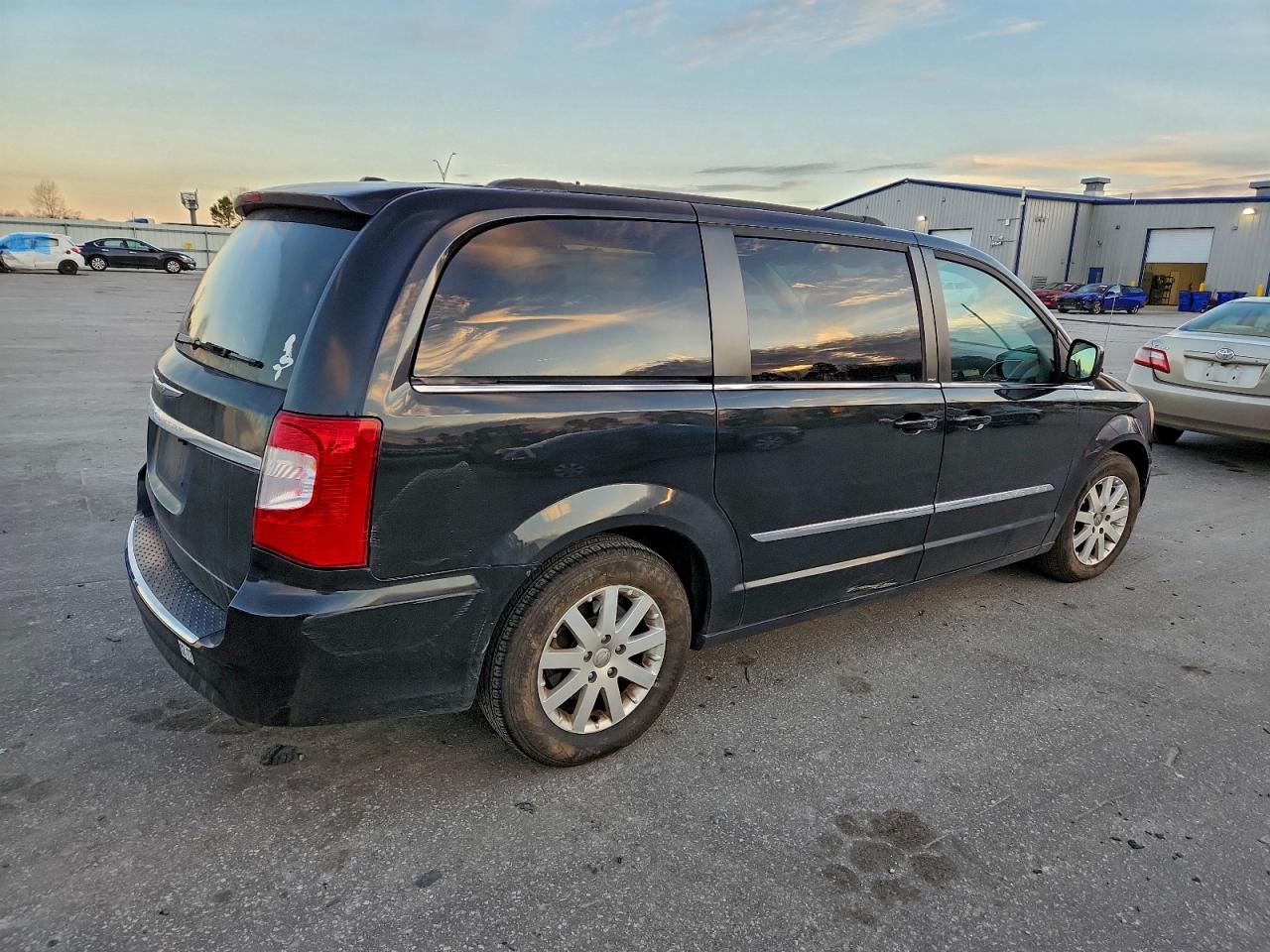 2013 CHRYSLER TOWN & COUNTRY TOURING photo 5