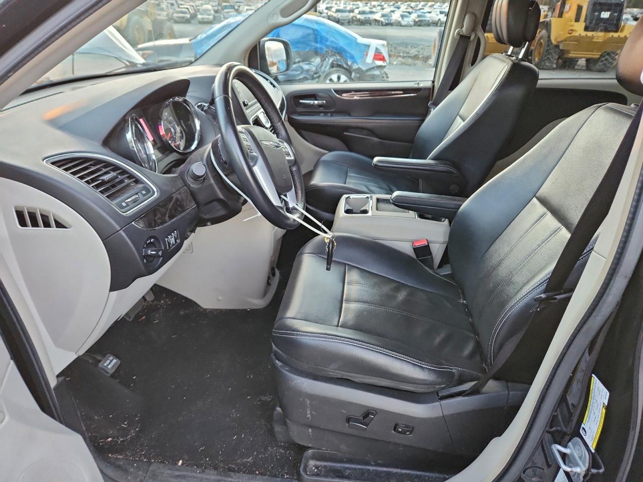 2013 CHRYSLER TOWN & COUNTRY TOURING photo 13