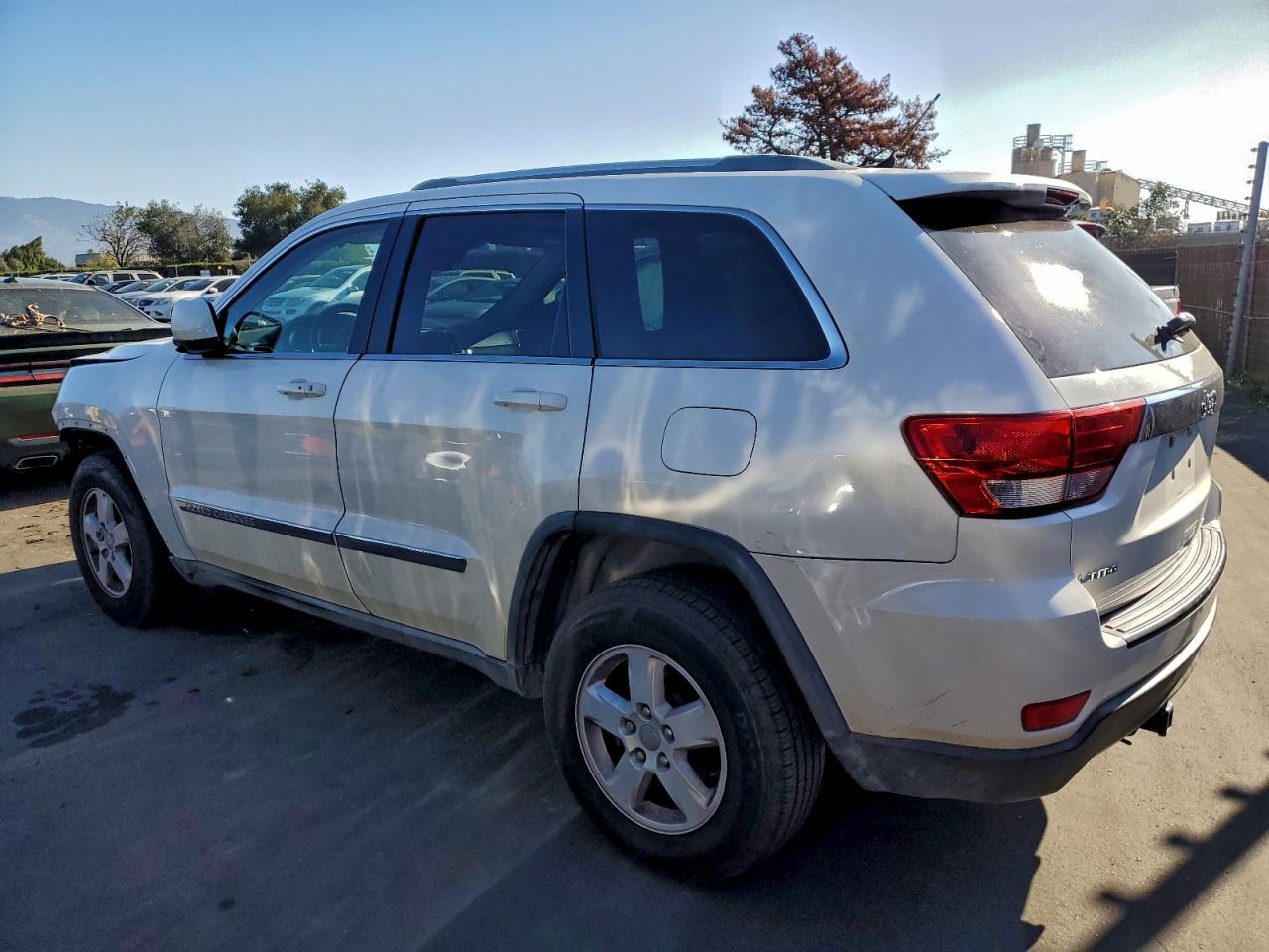 2011 JEEP GRAND CHEROKEE LAREDO photo 2