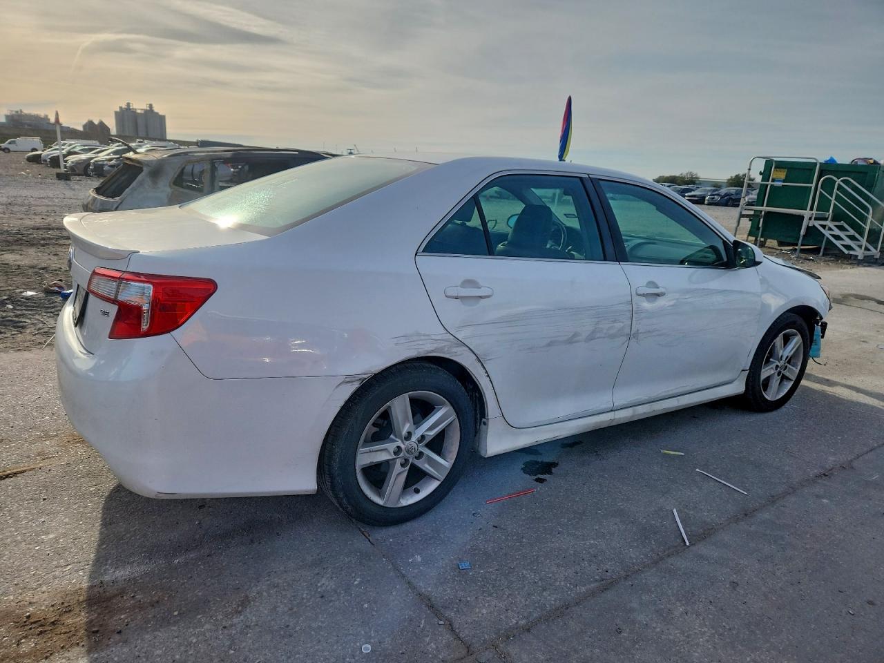 2014 TOYOTA CAMRY L photo 3