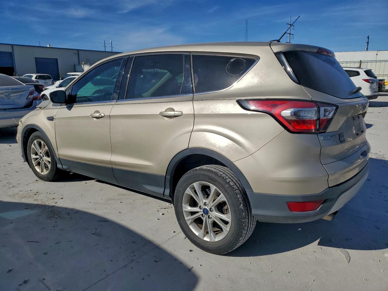2017 FORD ESCAPE SE photo 2