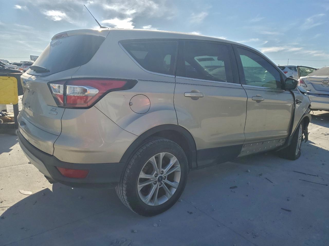 2017 FORD ESCAPE SE photo 3