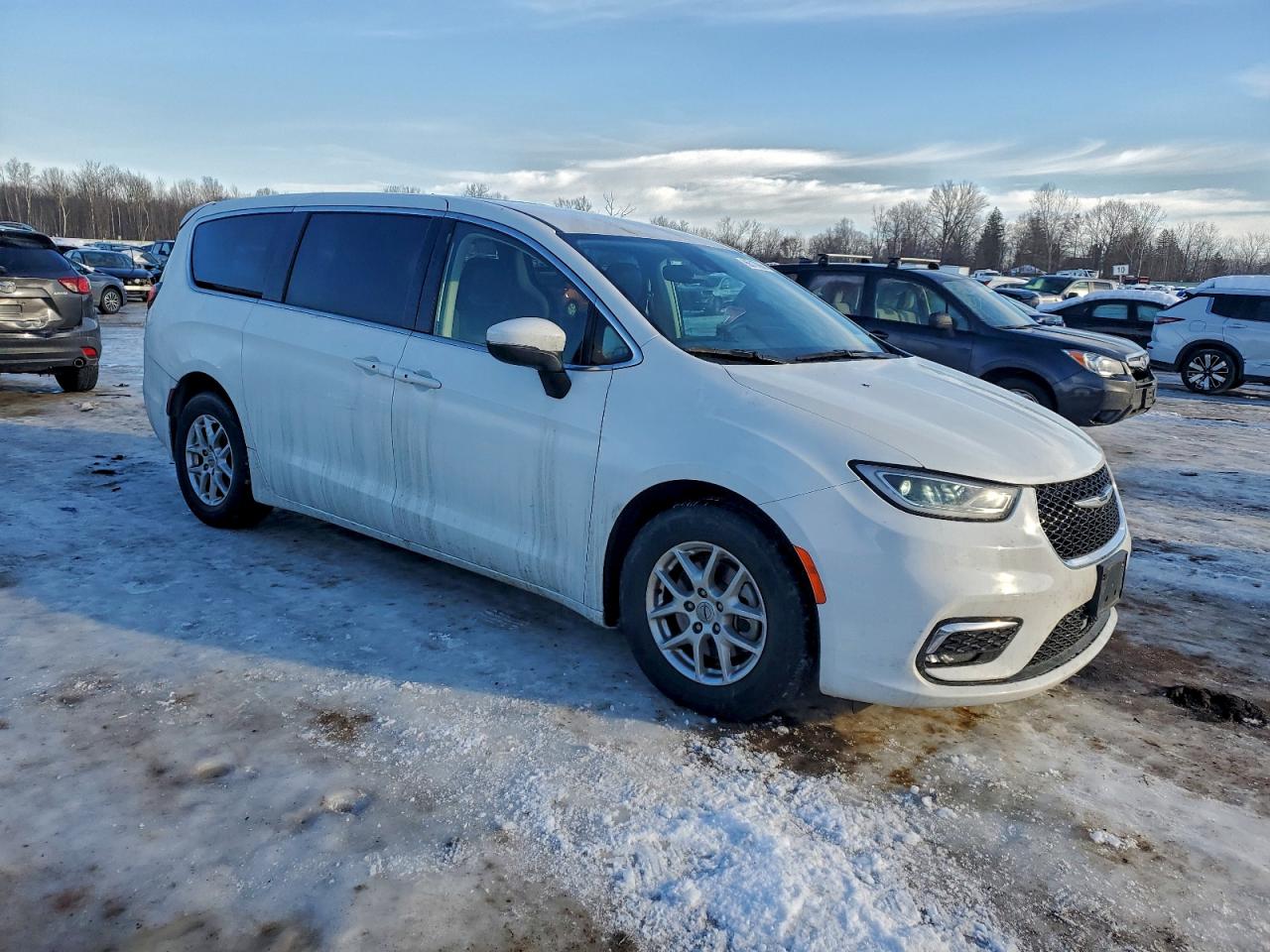 2023 CHRYSLER PACIFICA TOURING L photo 4