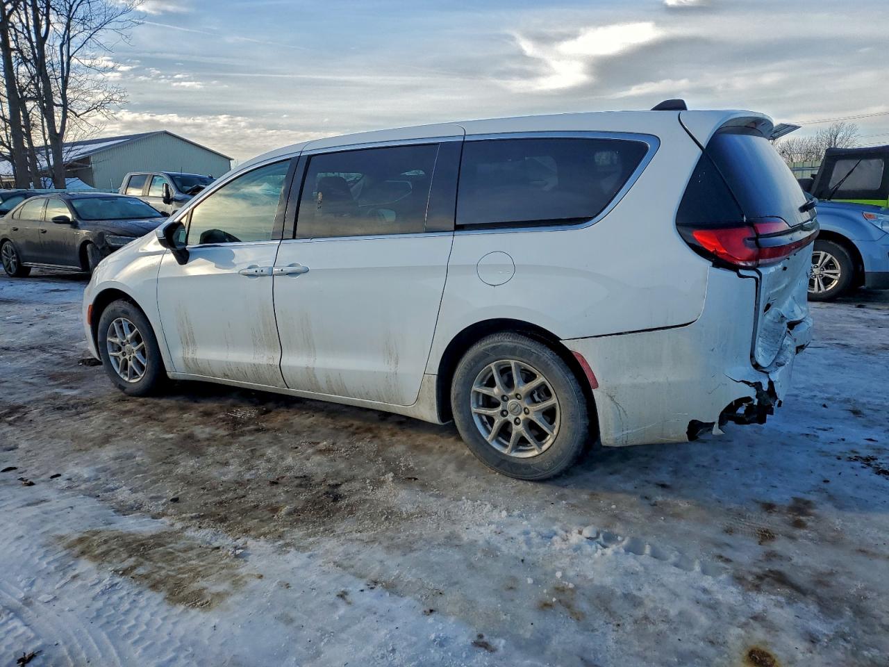 2023 CHRYSLER PACIFICA TOURING L photo 2