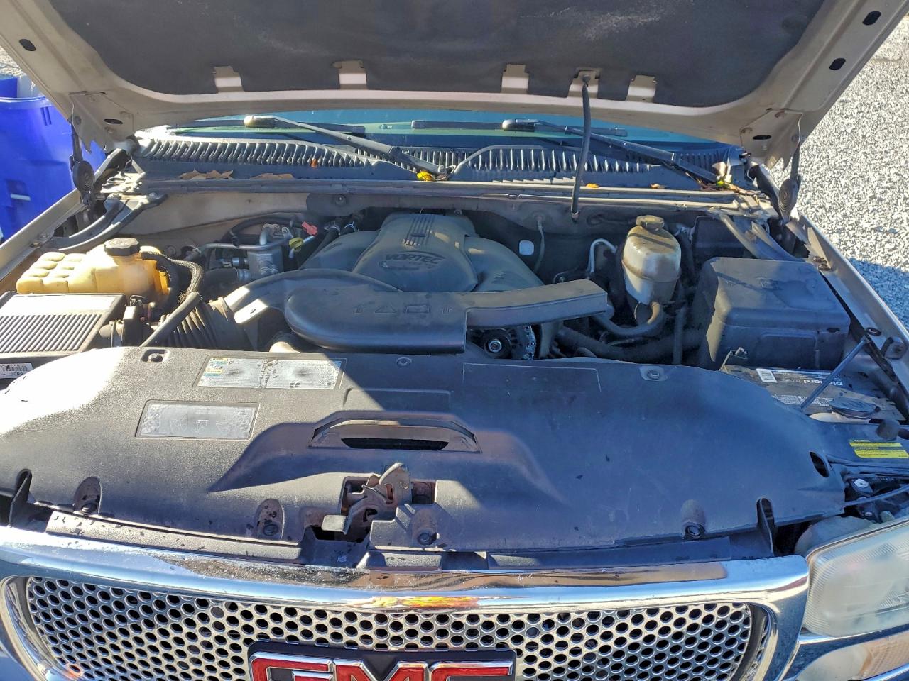 2004 GMC YUKON DENALI photo 23