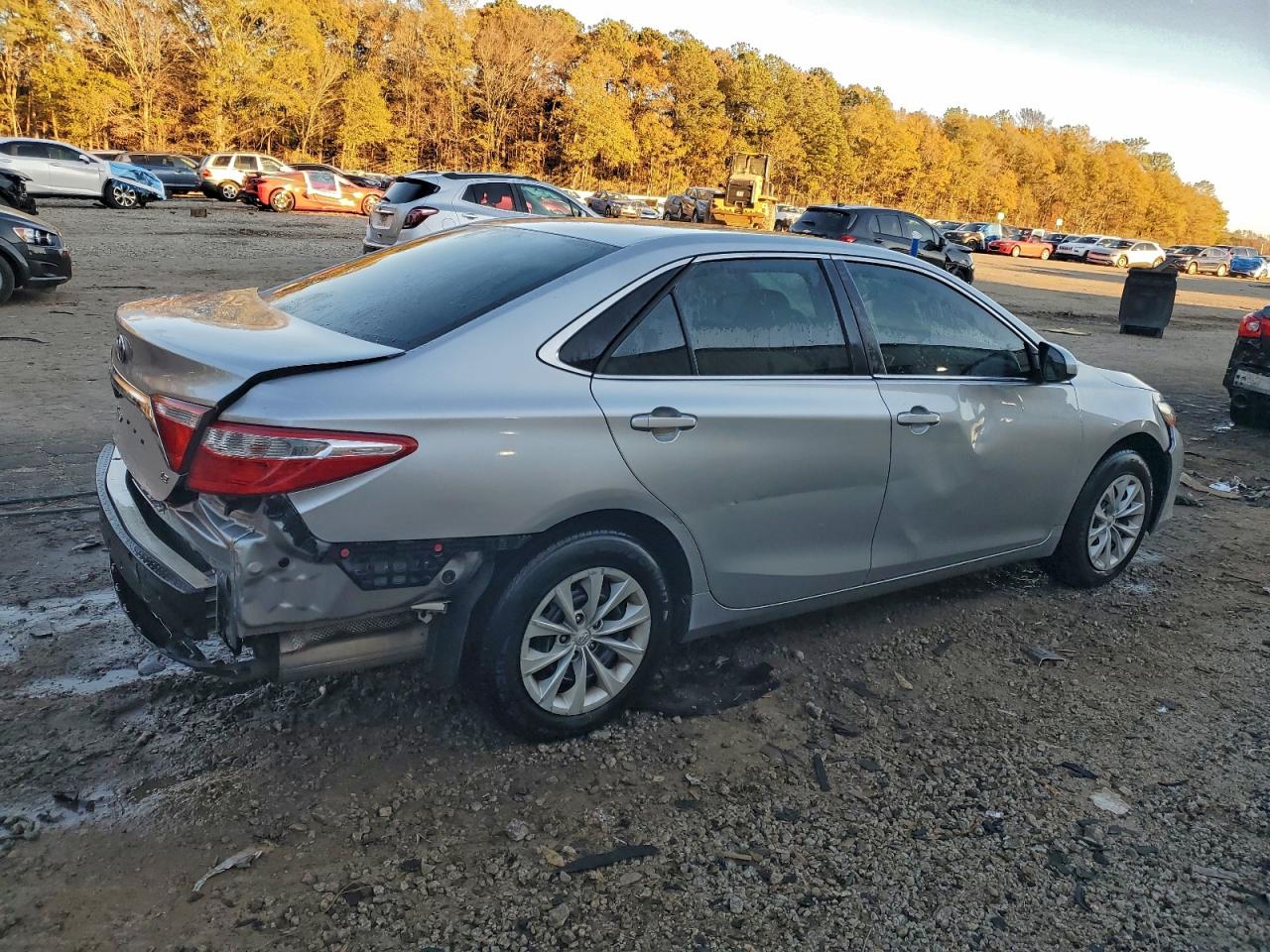 2017 TOYOTA CAMRY LE photo 3