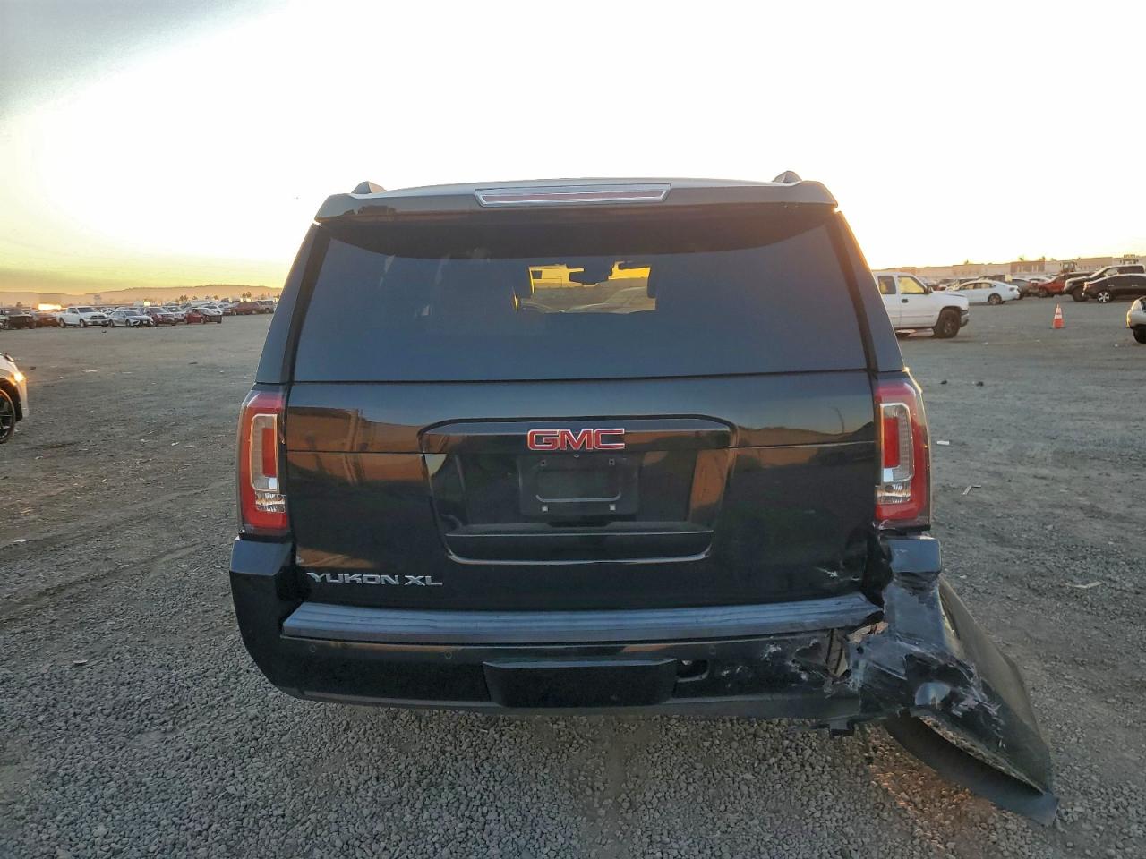 2015 GMC YUKON XL C1500 SLE photo 6
