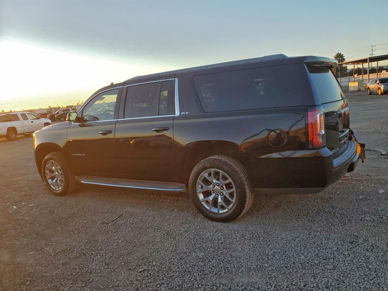 2015 GMC YUKON XL C1500 SLE photo 2