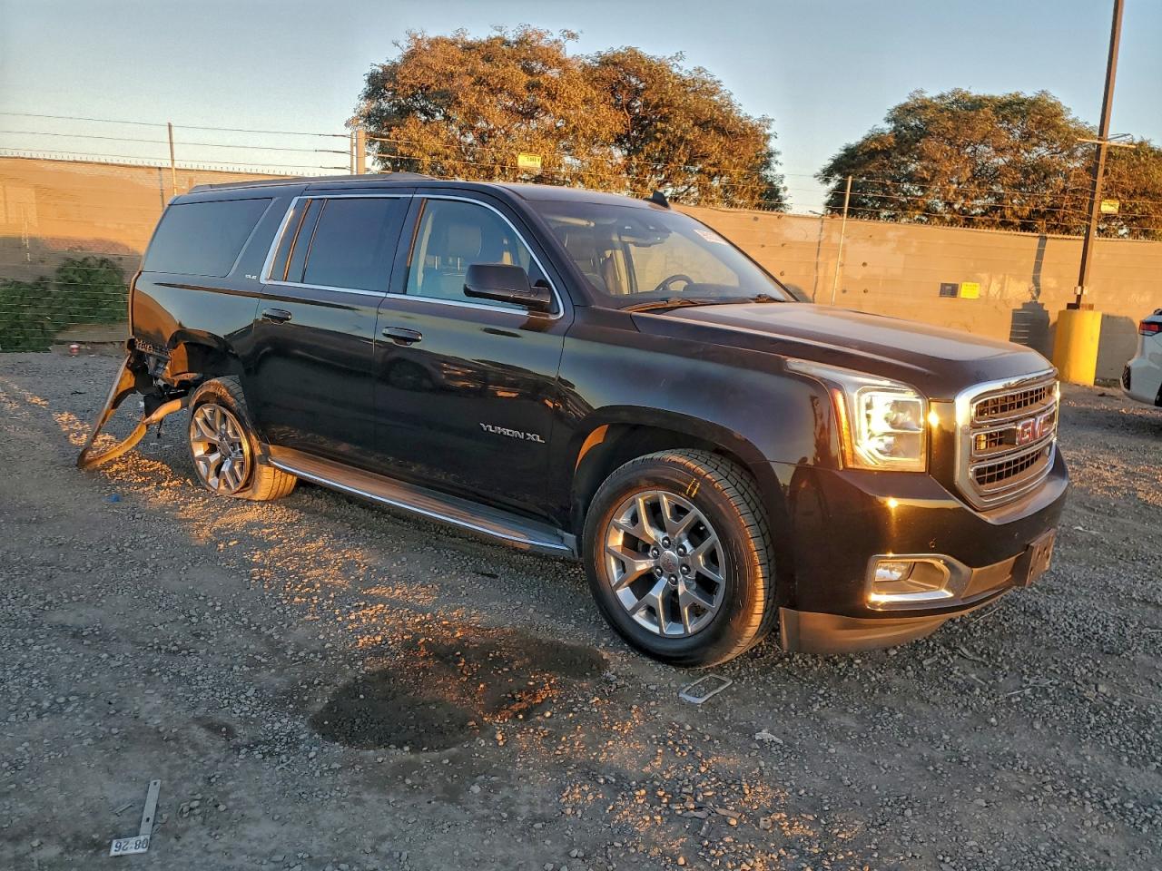 2015 GMC YUKON XL C1500 SLE photo 4