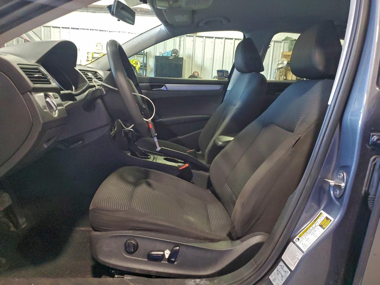 2018 VOLKSWAGEN PASSAT S photo 13