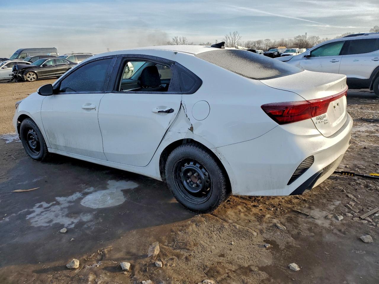 2024 KIA FORTE LX photo 2