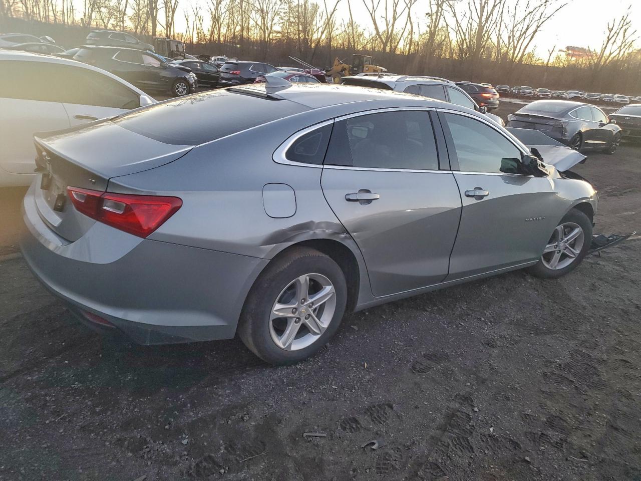 2024 CHEVROLET MALIBU LT photo 3