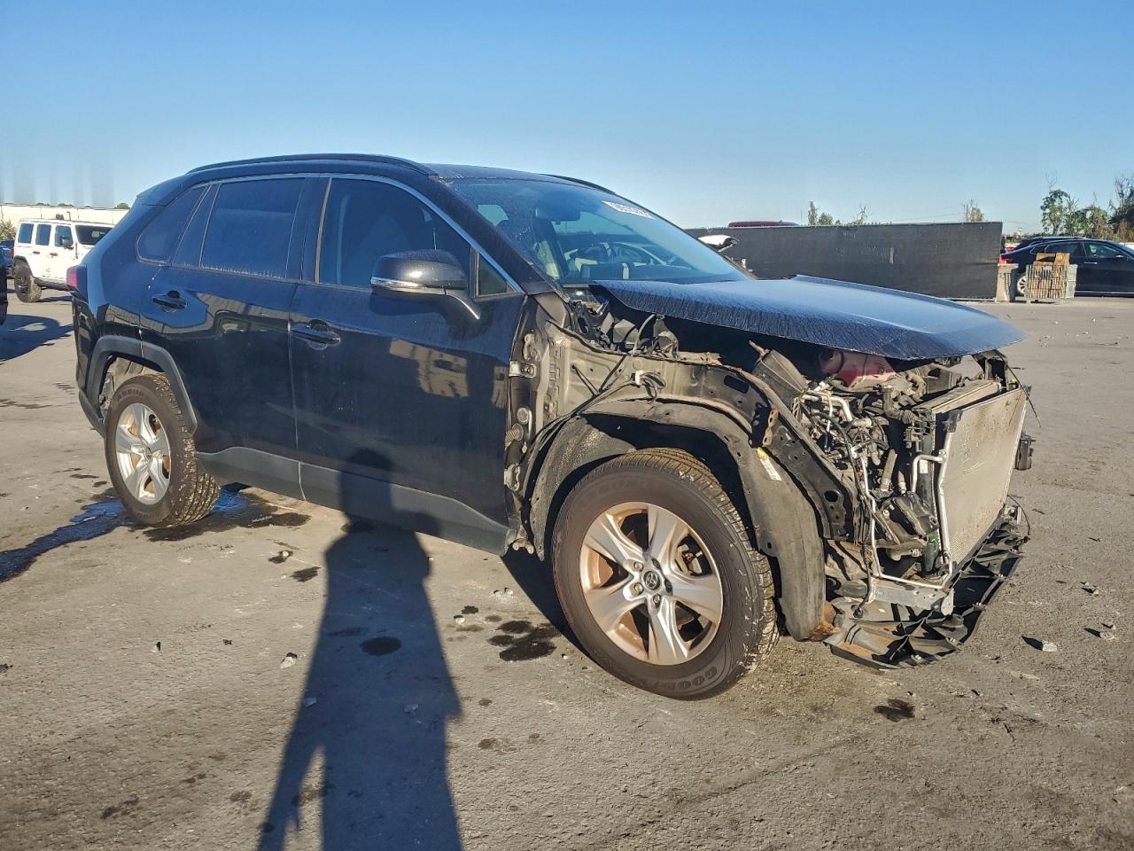 2019 TOYOTA RAV4 XLE photo 4