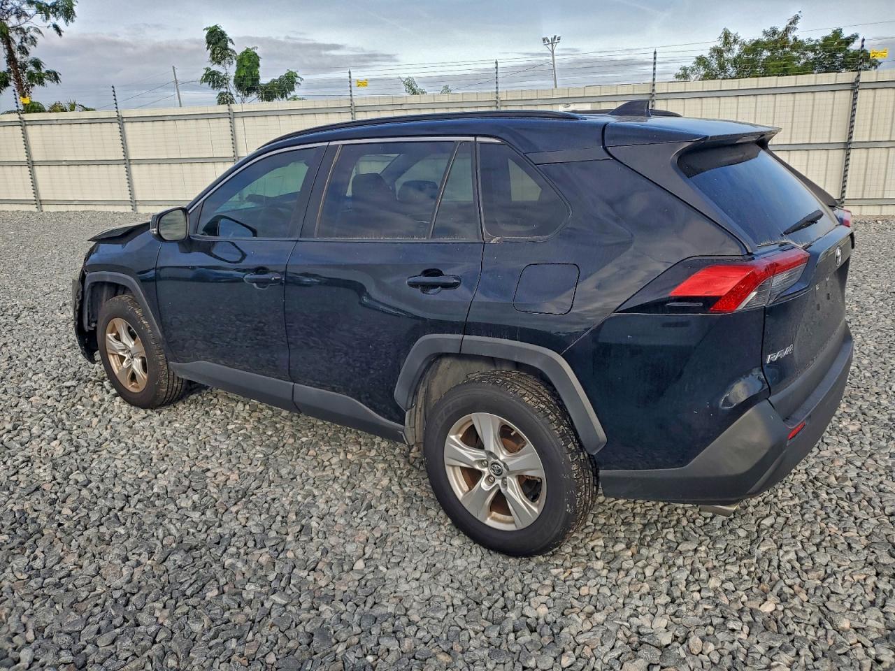 2019 TOYOTA RAV4 XLE photo 2