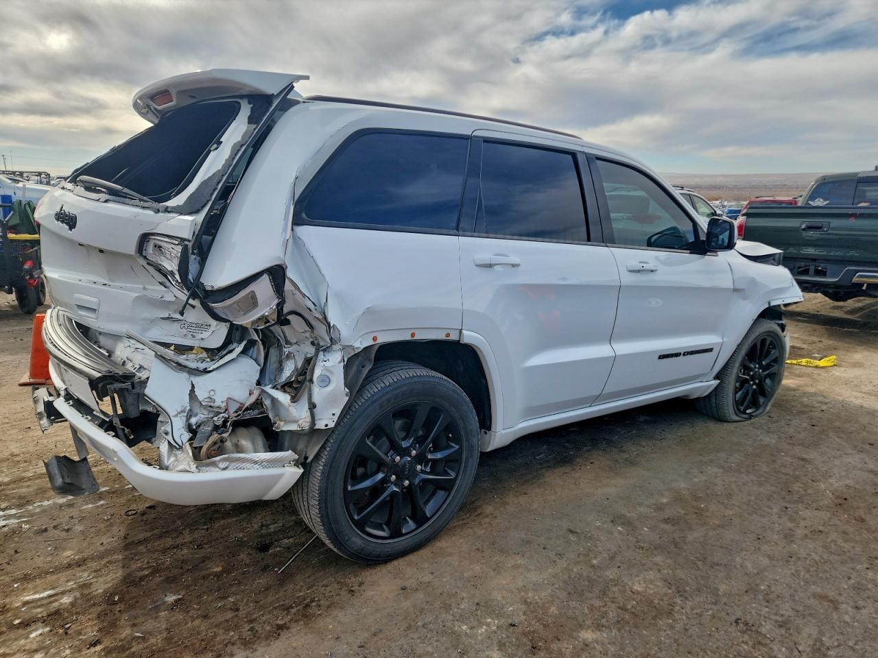 2020 JEEP GRAND CHEROKEE LAREDO photo 3