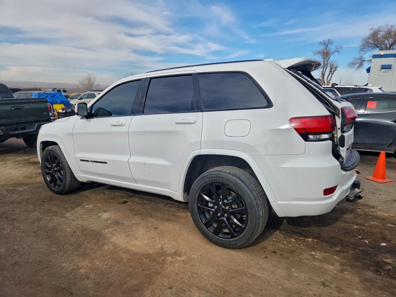 2020 JEEP GRAND CHEROKEE LAREDO photo 2