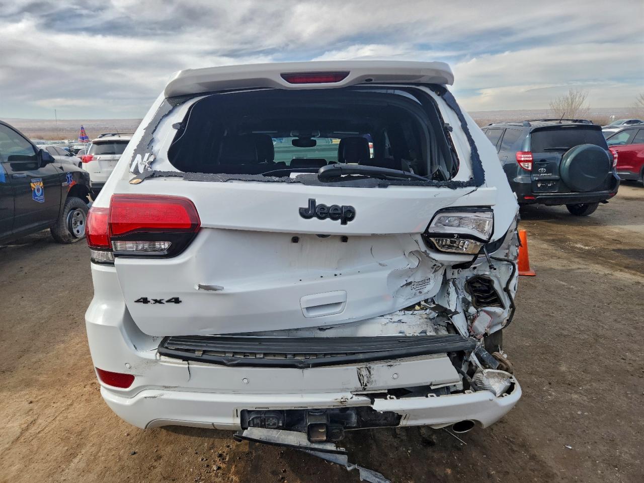 2020 JEEP GRAND CHEROKEE LAREDO photo 6