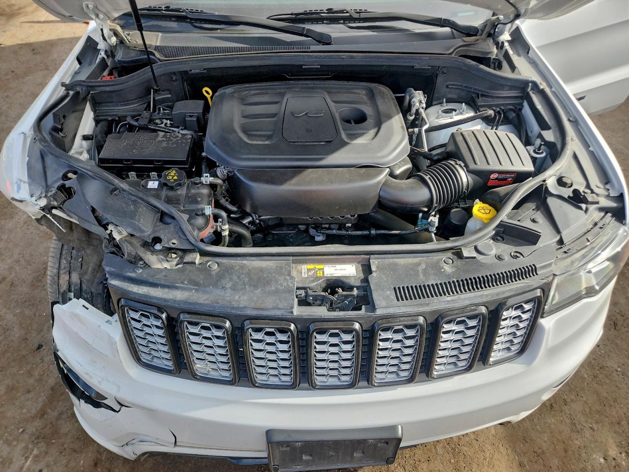 2020 JEEP GRAND CHEROKEE LAREDO photo 11