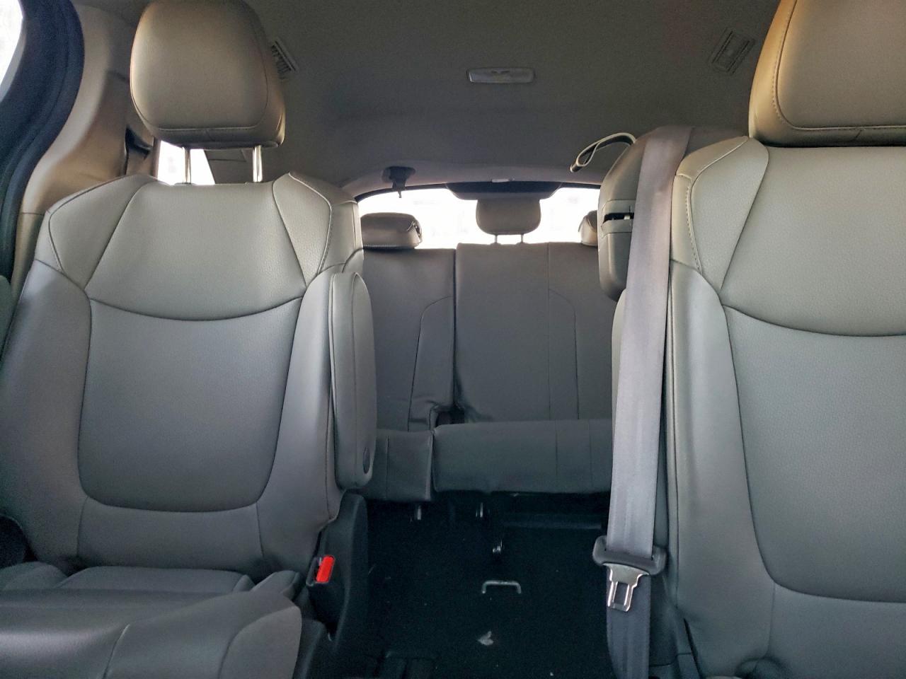 2022 TOYOTA SIENNA XLE photo 10