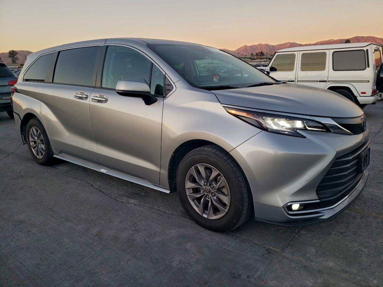 2022 TOYOTA SIENNA XLE photo 4