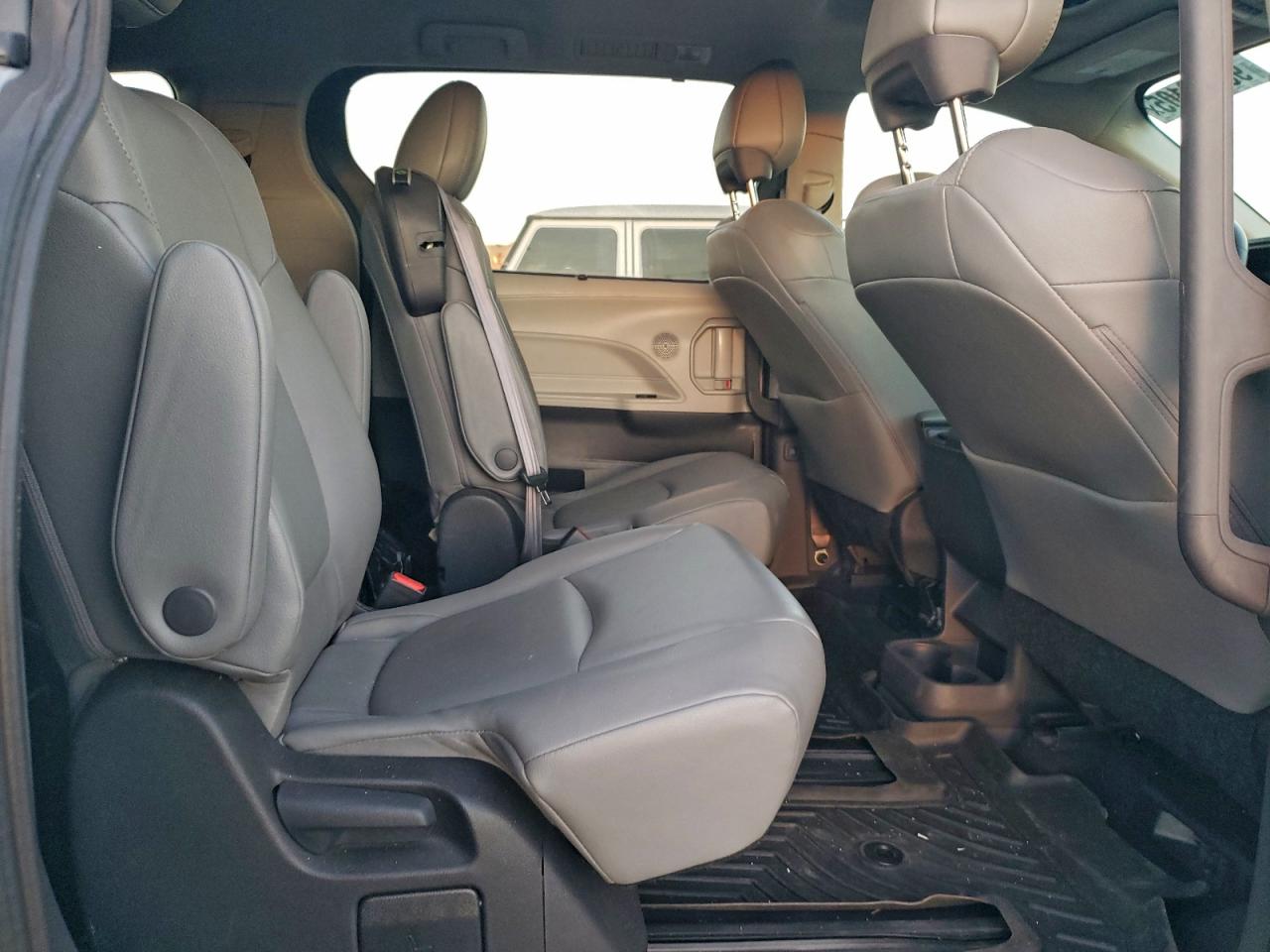 2022 TOYOTA SIENNA XLE photo 11