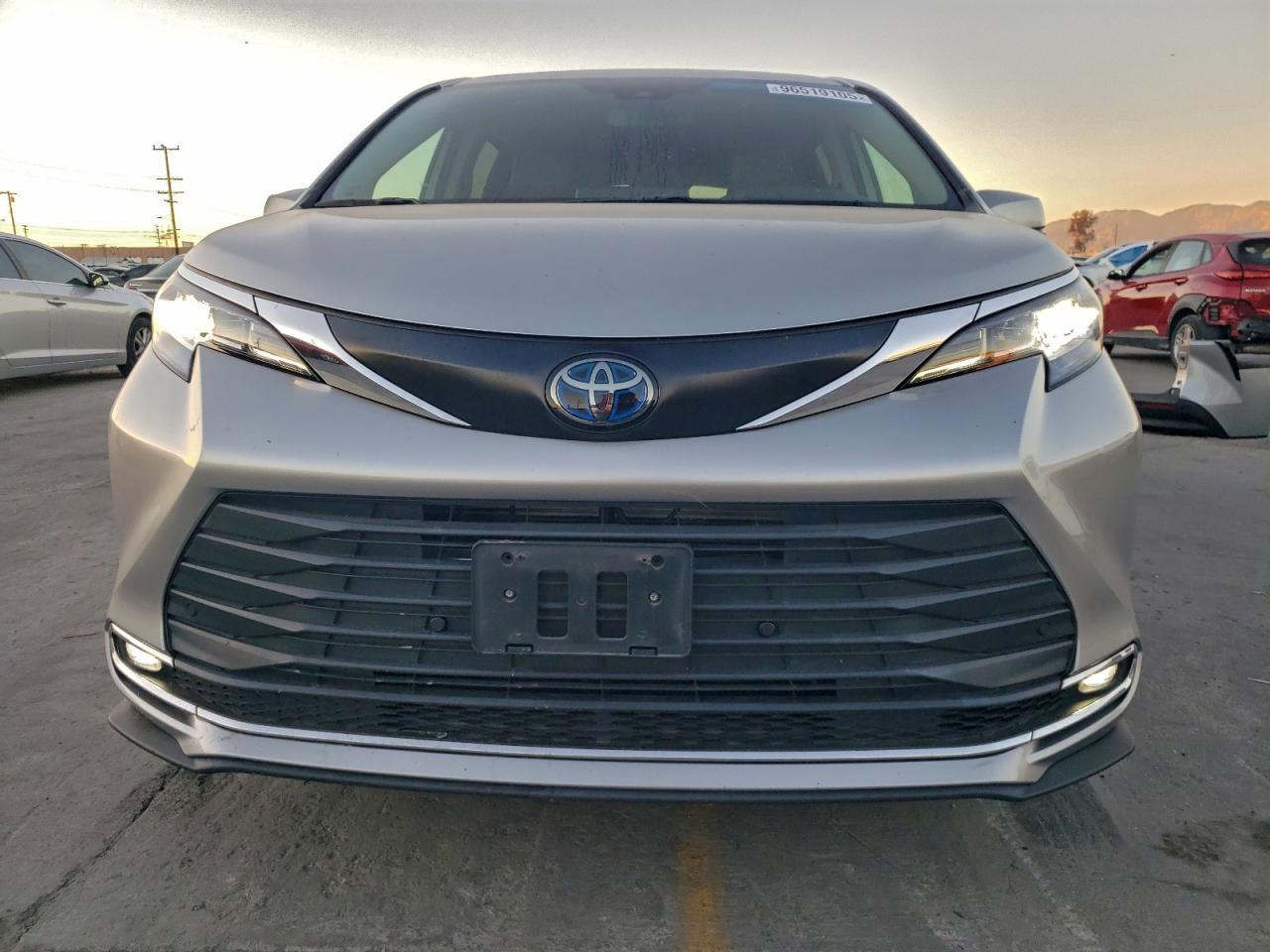 2022 TOYOTA SIENNA XLE photo 5