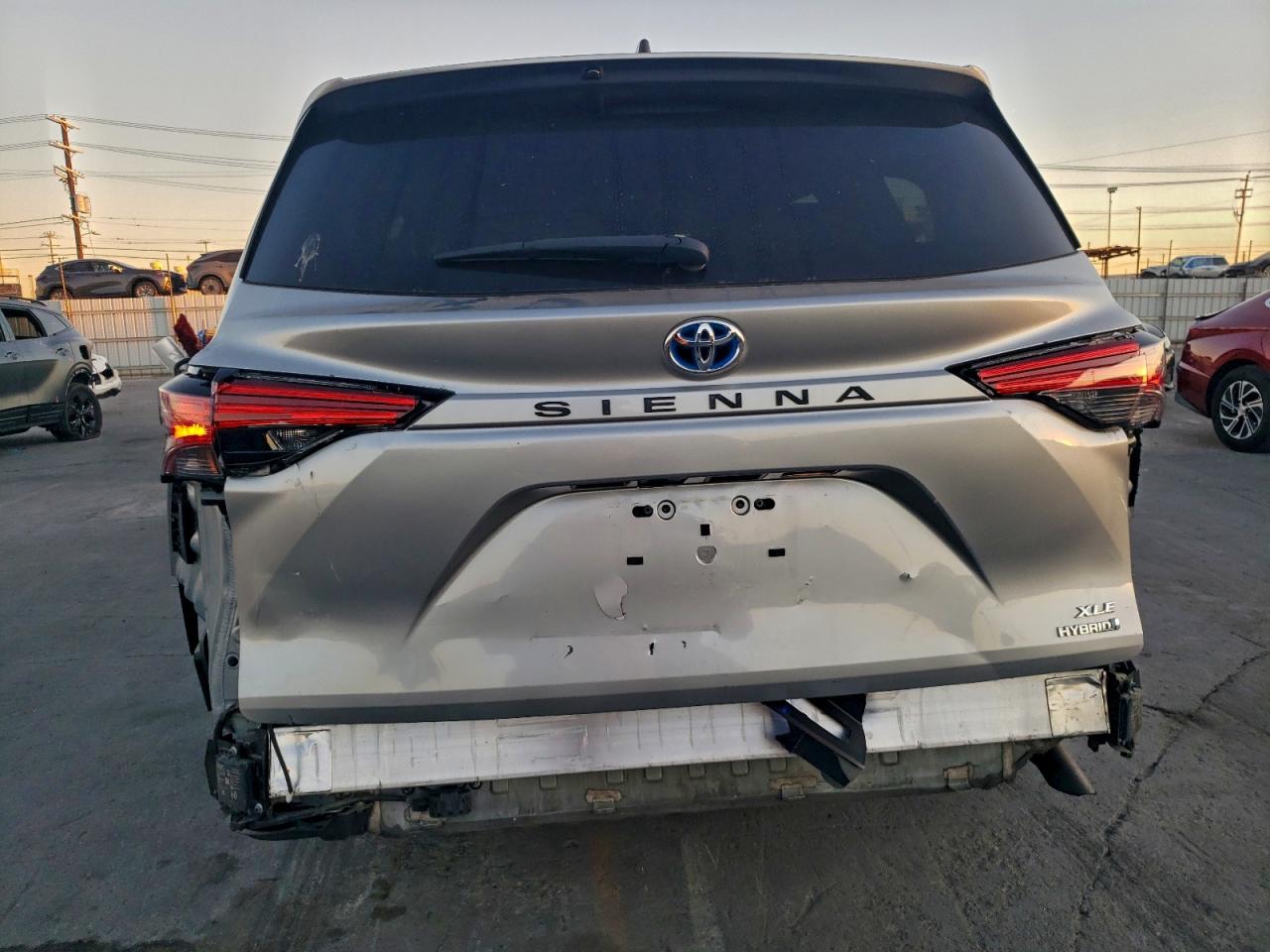 2022 TOYOTA SIENNA XLE photo 6